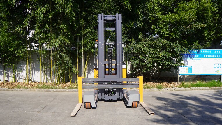 Cas client|Le chariot élévateur multidirectionnel électrique modèle RSEW aide l'industrie des matériaux longs à l'étranger à réaliser un stockage intensif dans les allées étroites !